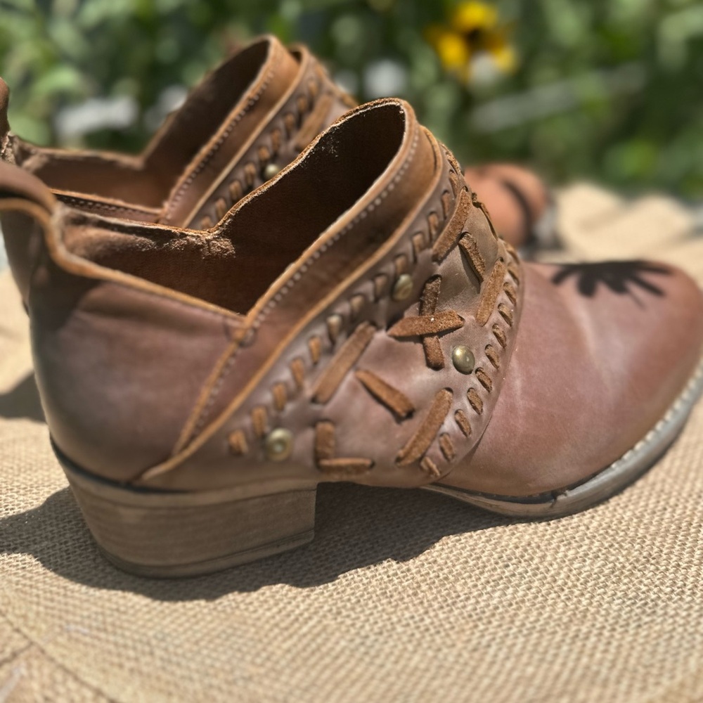 Circle G Tan Leather Ankle Booties with Braided Detail